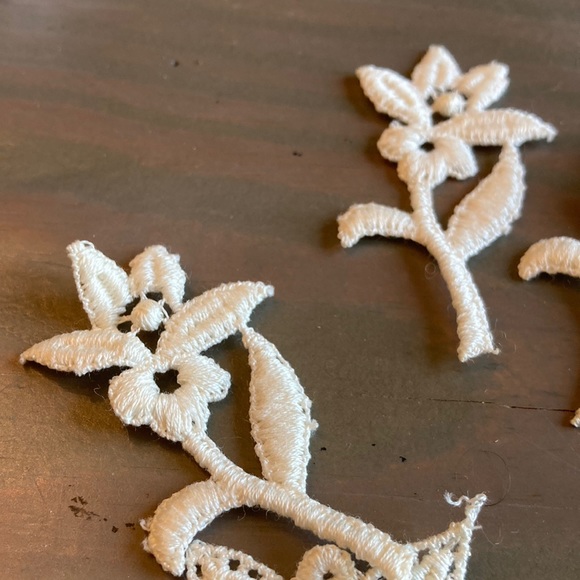 12 mid century cotton ecru flower appliqués. Beautiful - Picture 4 of 7